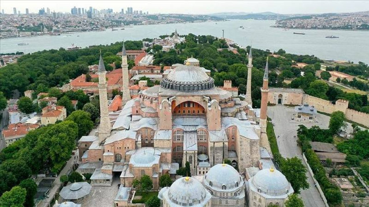 Bakan Ersoy tarih verdi: Ayasofya yabancı turistlere ücretli olacak