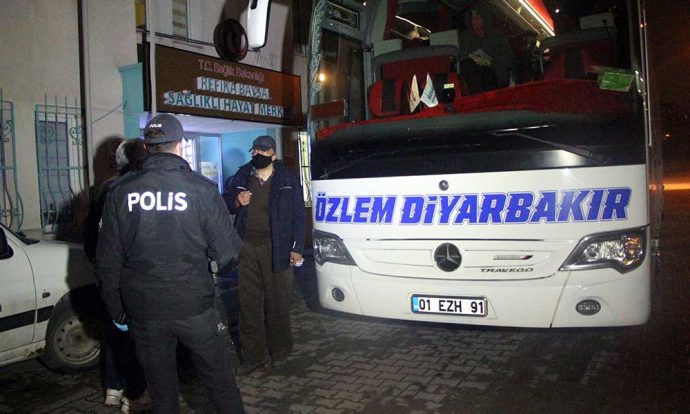 Otobüste giderken koronavirüs olduğunu öğrendi: Muavini öpüp, bahşiş verdiği ortaya çıktı