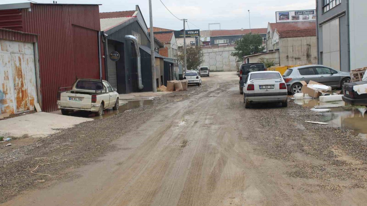 Sağanak yağış sonrası sokak çamura büründü