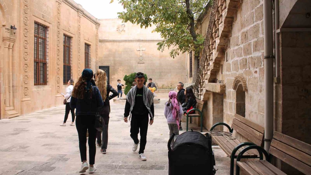 Ara tatilde turistlerden tarihi yapılara yoğun ilgi