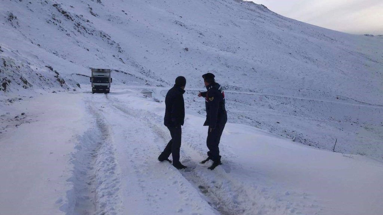 Bayburt’ta kar nedeniyle yolda mahsur kalan vatandaş kurtarıldı