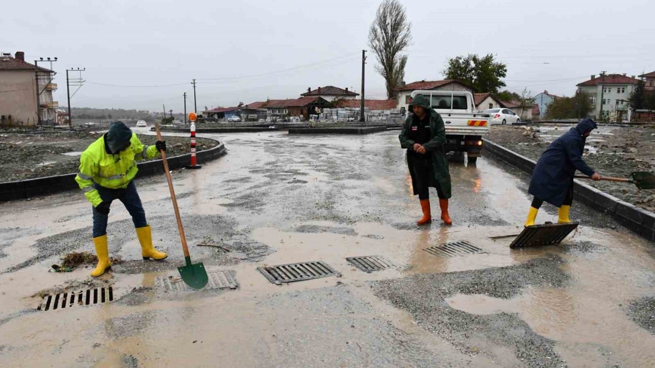 Emet’te sağanak yağış alt yapı çalışmalarını etkiledi