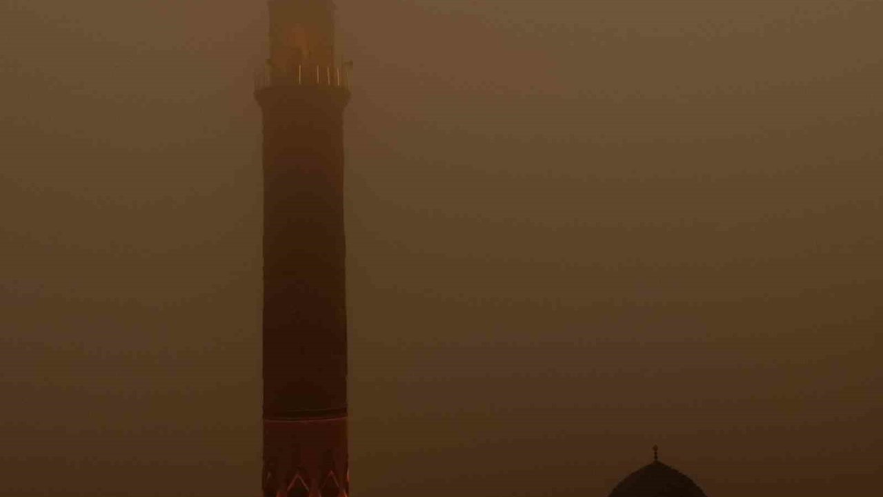 Mardin’de toz taşınımı her yeri kızıla bürüdü