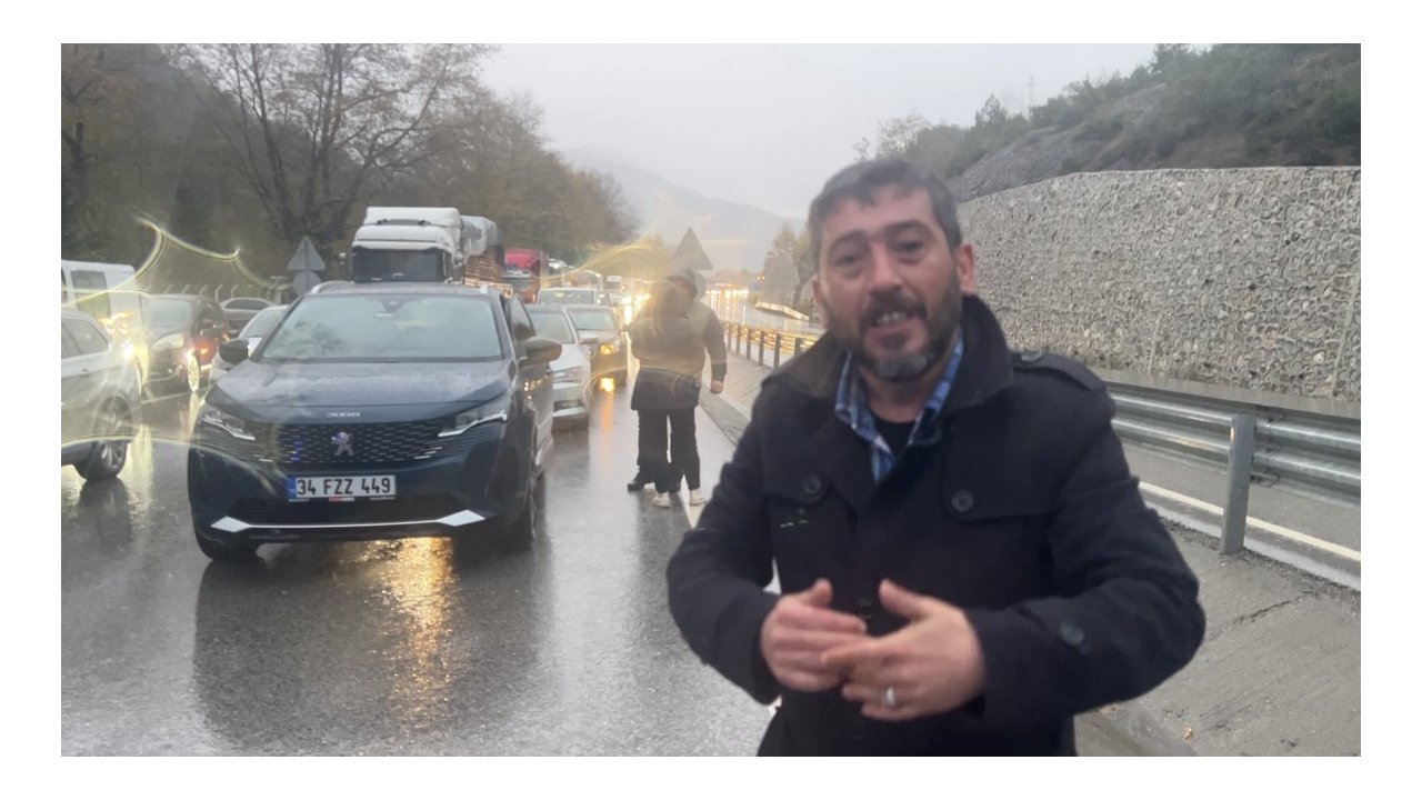 Yoğun kar yağışı Devrek-Mengen yolunu kilitledi