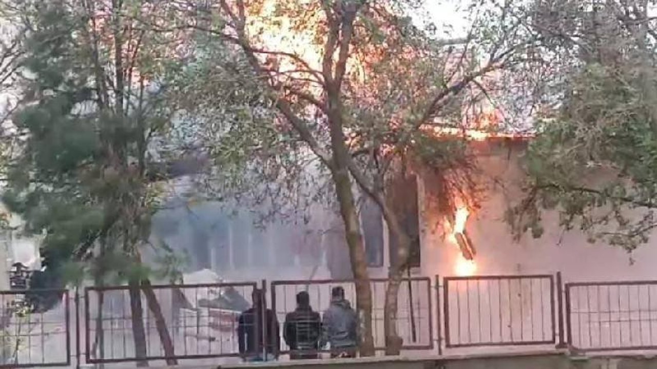 Diyarbakır'da okul çatısında yangın; 300 öğrenci tahliye edildi