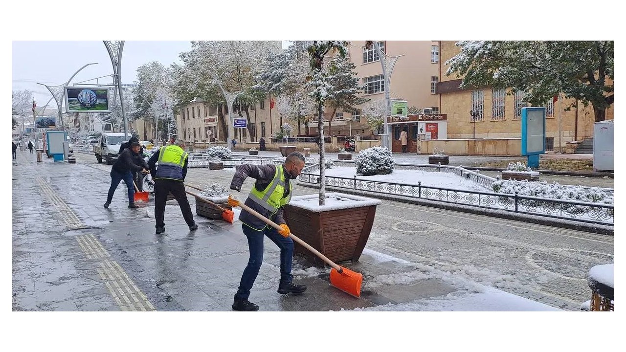Bayburt Belediyesi ekipleri sahada karla mücadele çalışması gerçekleştiriyor