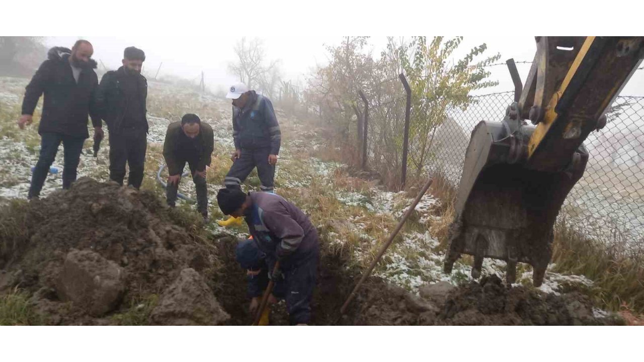 Belediye ekipleri olumsuz hava şartlarına rağmen arızaları gideriyor