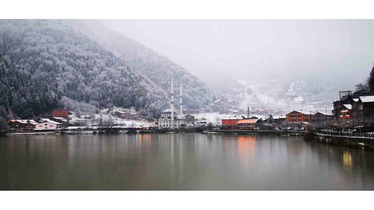 Uzungöl’e mevsimin ilk karı yağdı, göl çevresi beyaz örtüyle kaplandı