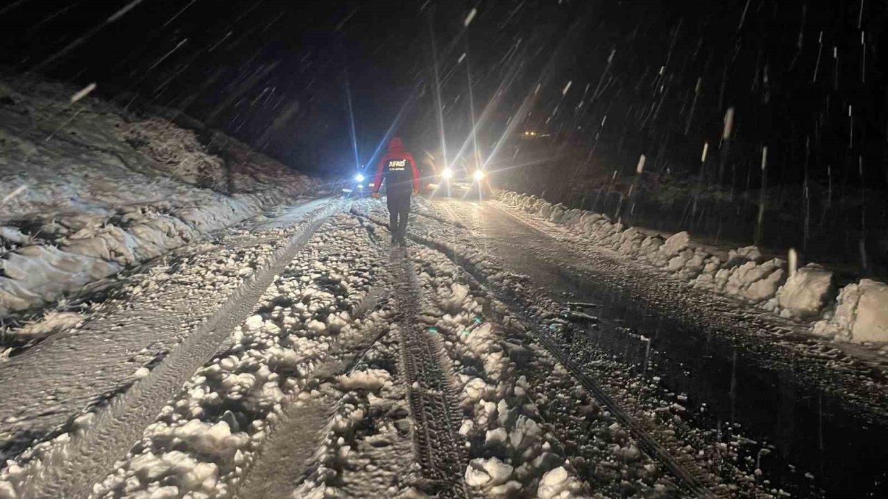 Şırnak’ta kar yağışı etkili oldu, araçlar mahsur kaldı