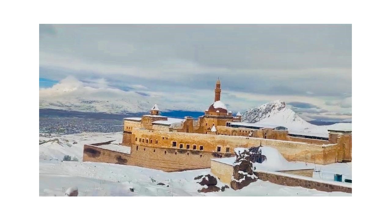 Tarihi saraydan kar manzaraları