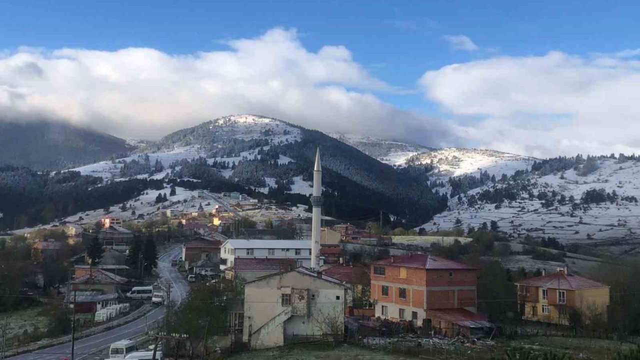 Dürtmen Dağı’na mevsimin ilk karı düştü