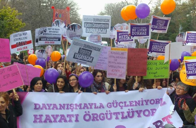 Kadınlar ayrımcılığa dikkat çekti… ‘Erkek yerini bilsin’ akımı gündem oldu