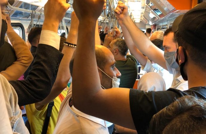 Salgın devam ederken metroda korkutan görüntüler… Adım atacak yer kalmadı