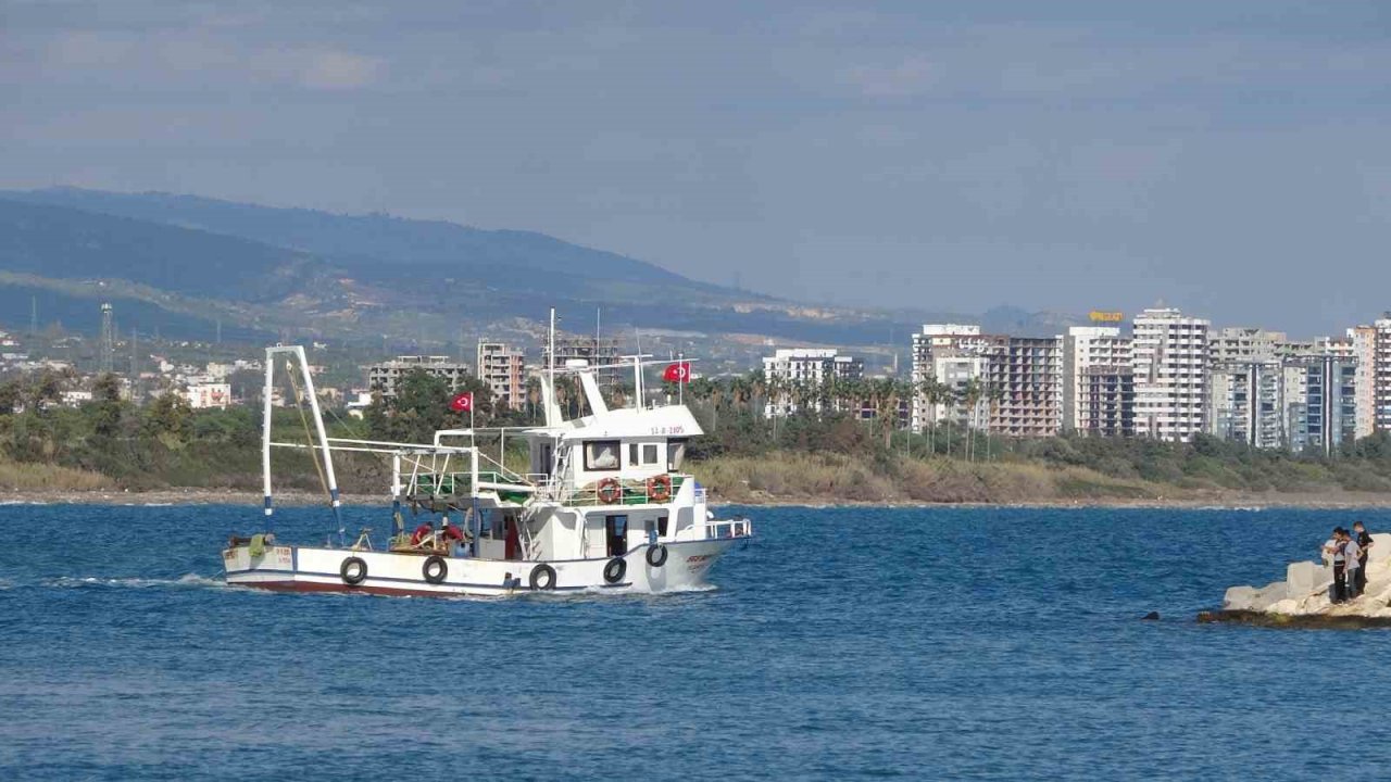 Akdeniz’de fırtına sonrası tekneler açılmaya başladı