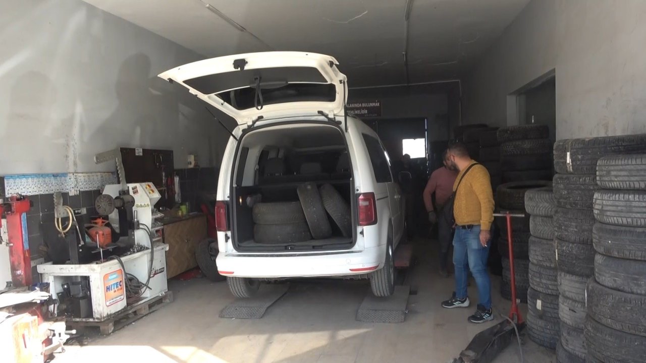 Muş’ta oto lastikçilerde kış lastiği mesaisi başladı