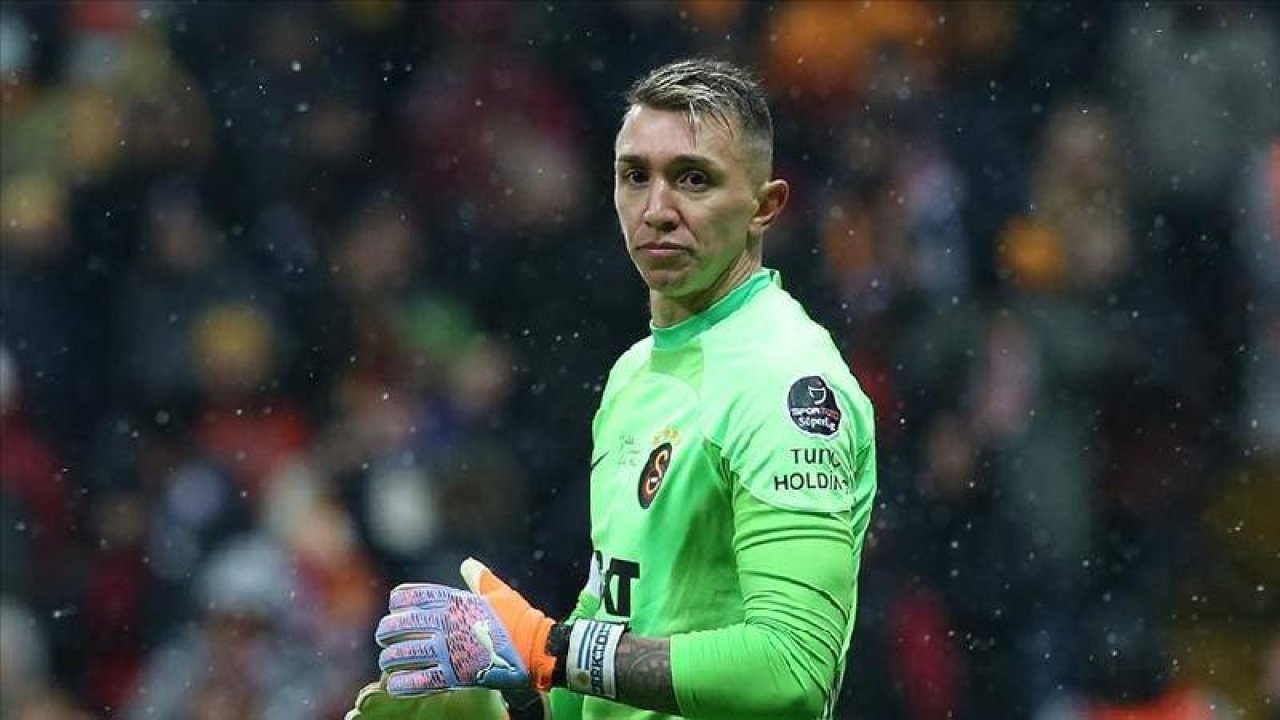 Muslera’nın yazışması ortaya çıktı: 4 aydır paramı alıyor!