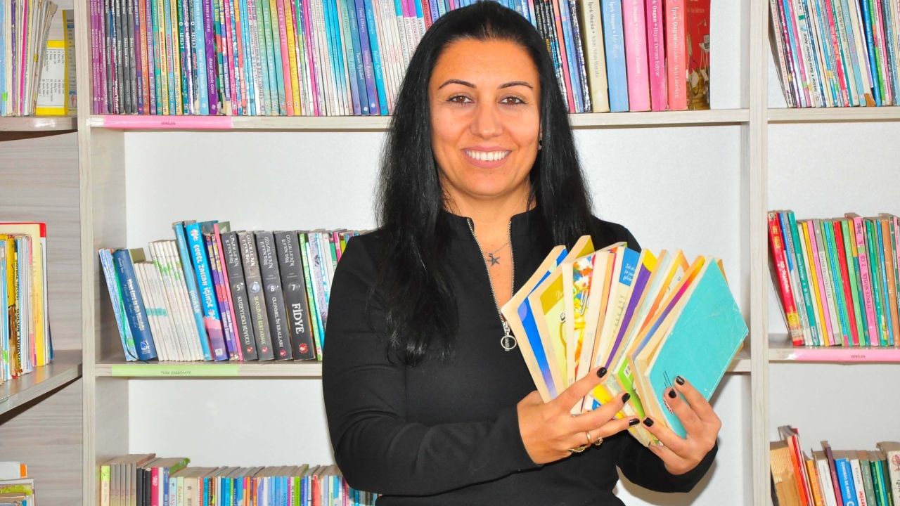 Gönül öğretmen kendi okuluyla başladı, farklı illerde 14 kütüphane kurulmasını sağladı