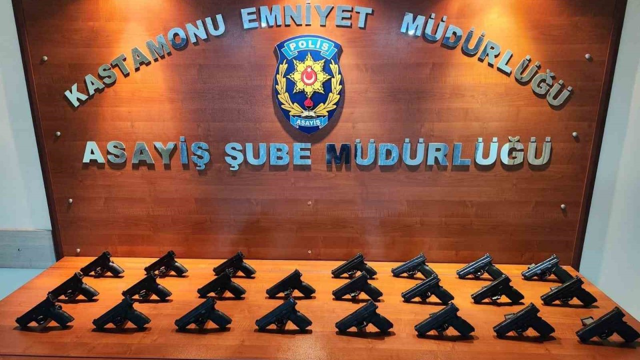 Kastamonu’da durdurulan araçta 23 adet ruhsatsız tabanca ele geçirildi: 3 gözaltı