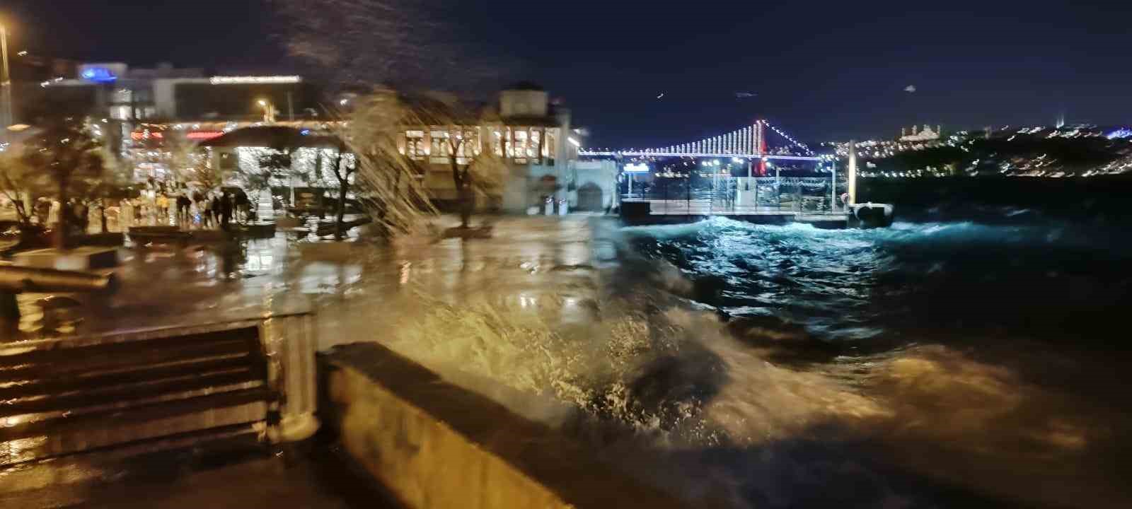 Dalgalar 2-3 metreye ulaştı, deniz seferleri iptal edildi