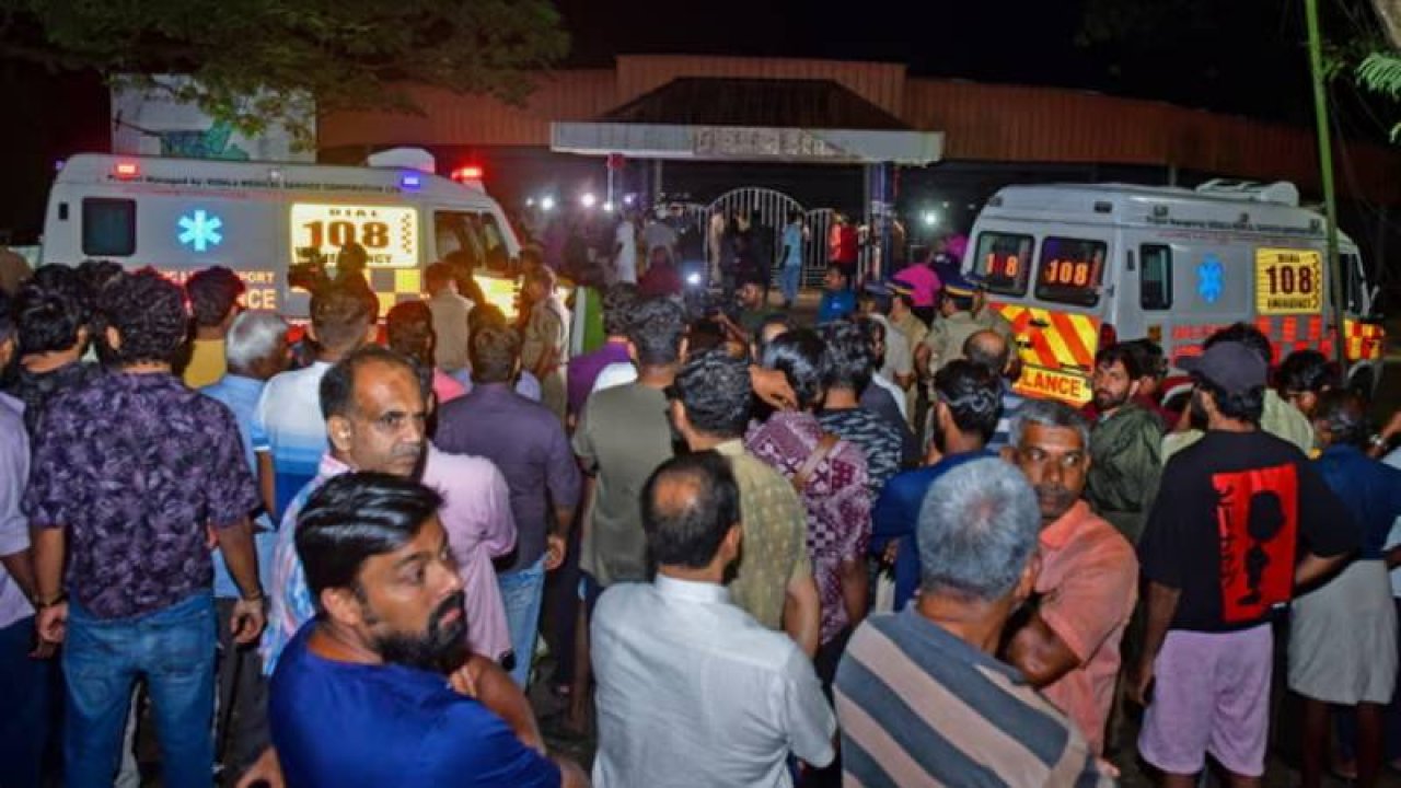 Hindistan'da üniversite etkinliğinde izdiham: Ölü ve yaralılar var
