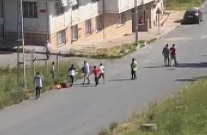 Sokak ortasında kadın cinayeti! Evli olduğu öne sürülen erkek tarafından öldürüldü