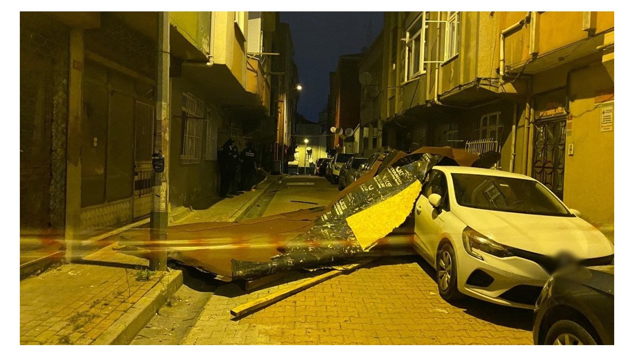 İstanbul'da şiddetli fırtına bir binanın çatısını uçurdu