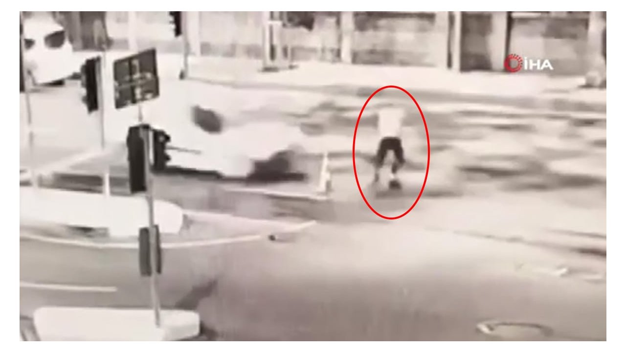 Ticari araç, denetim yapan polise çarptı