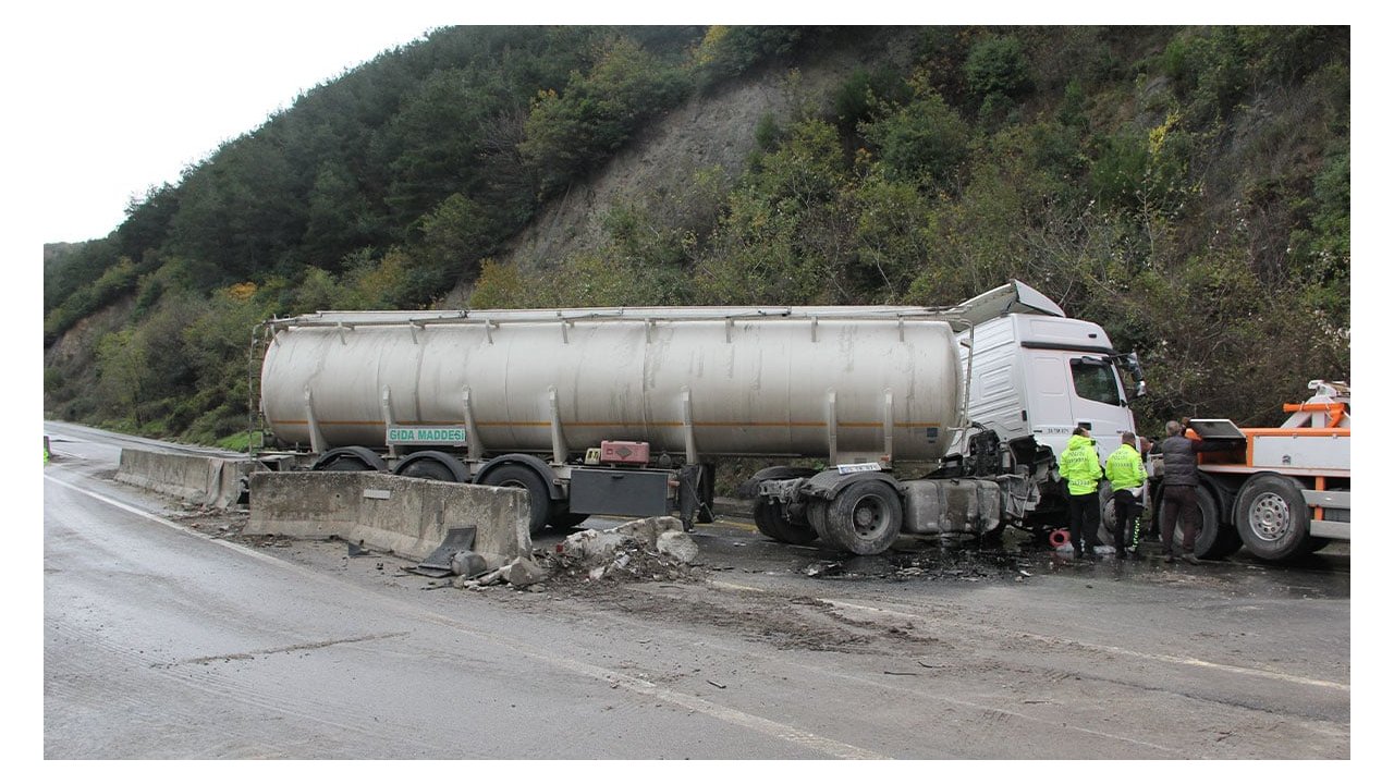 Sakarya'da boş tanker makaslayıp beton bariyerleri kırdı: Sürücü yaralı