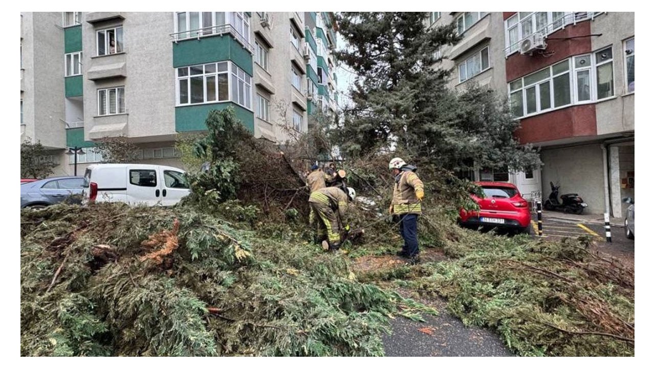 İstanbul Valiliği'nden fırtına açıklaması: Yağışlı ve rüzgarlı havanın etkisini kaybetmesi bekleniyor