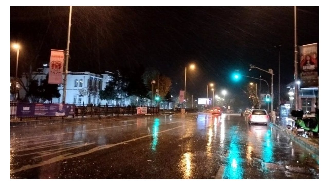 İstanbul Valiliği: Şiddetli fırtına bu gece İstanbul'da etkisini kaybedecek