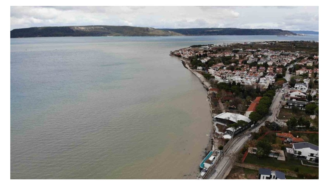 Çanakkale’de sel ve fırtına boğazın rengini değiştirdi