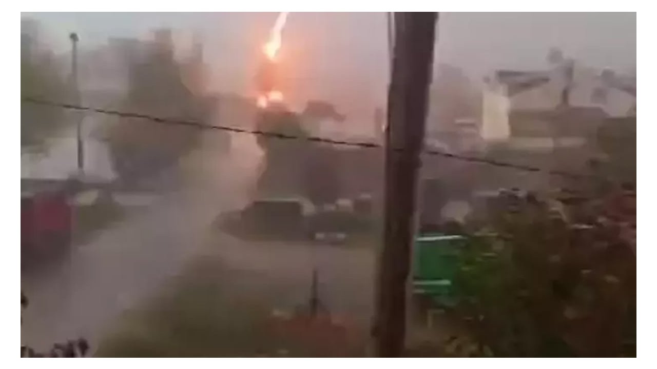Yıldırımın düşme anı kameralara yakalandı