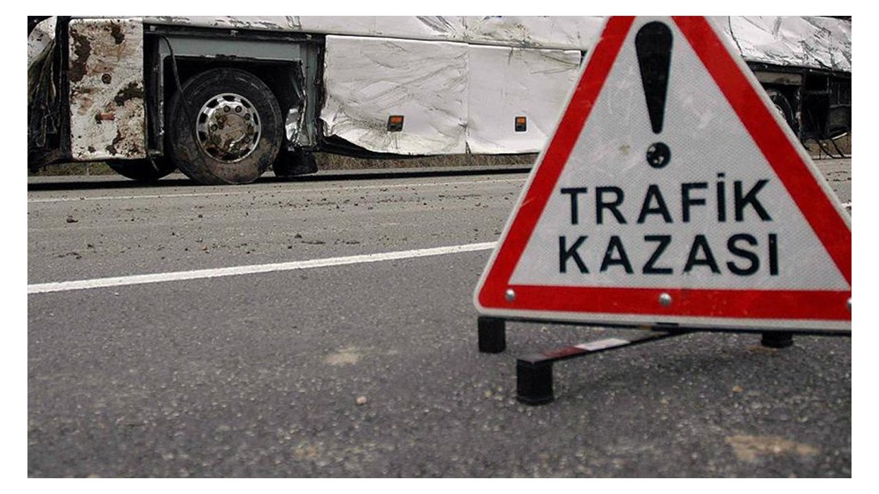 Sivas’ta yolcu otobüsü tıra çarptı: Bir ölü, çok sayıda yaralı