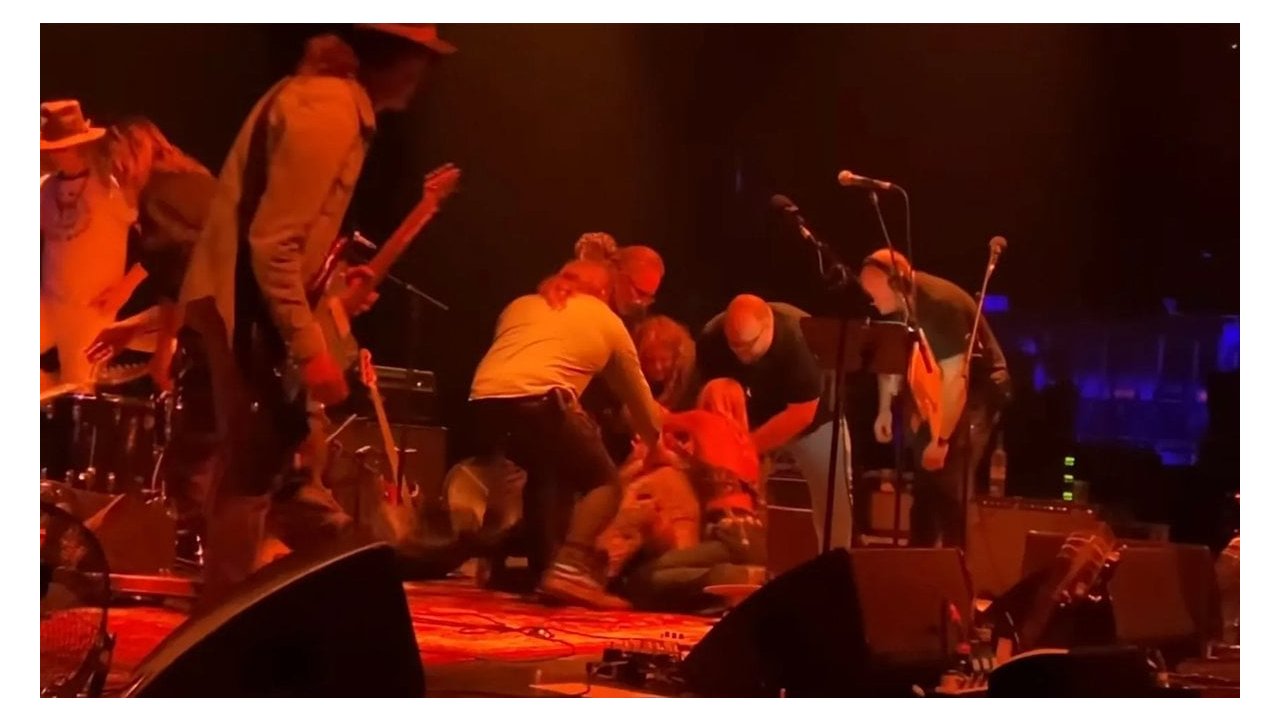 Ünlü rock grubu sahnede birbirine girdi: Solist gitaristin suratına gitar fırlattı