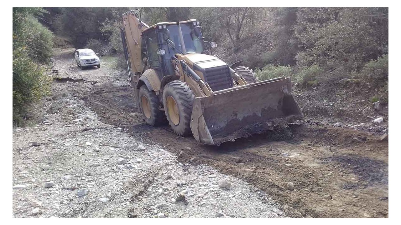 Efeler’de bozulan yollara anında müdahale