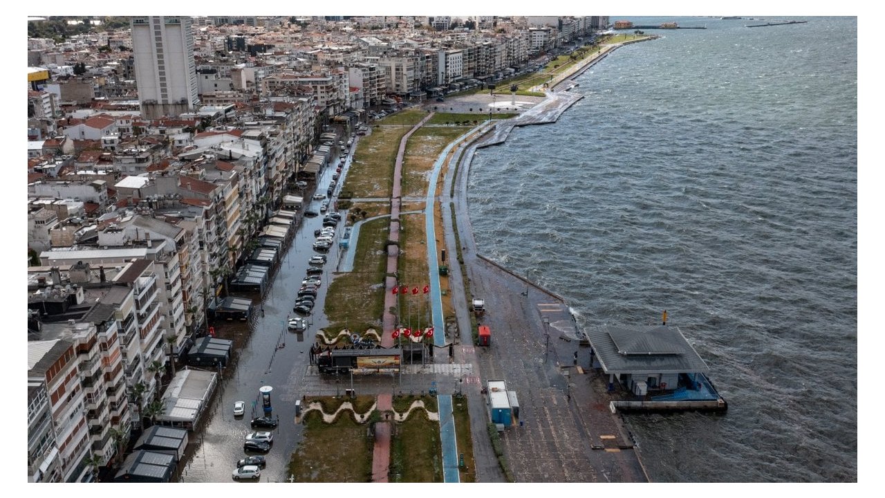 Fırtınanın yerle bir ettiği İzmir için korkutan senaryo: Önlem alınmazsa Basmane'ye kadar...