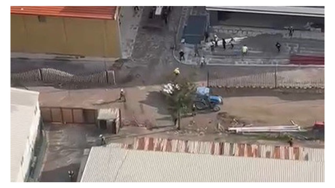 2 işçi hastanelik oldu! Kızgın kepçe operatörü dehşet saçtı