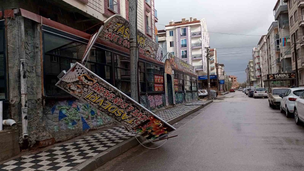 Afyonkarahisar’da fırtına hayatı olumsuz etkiledi