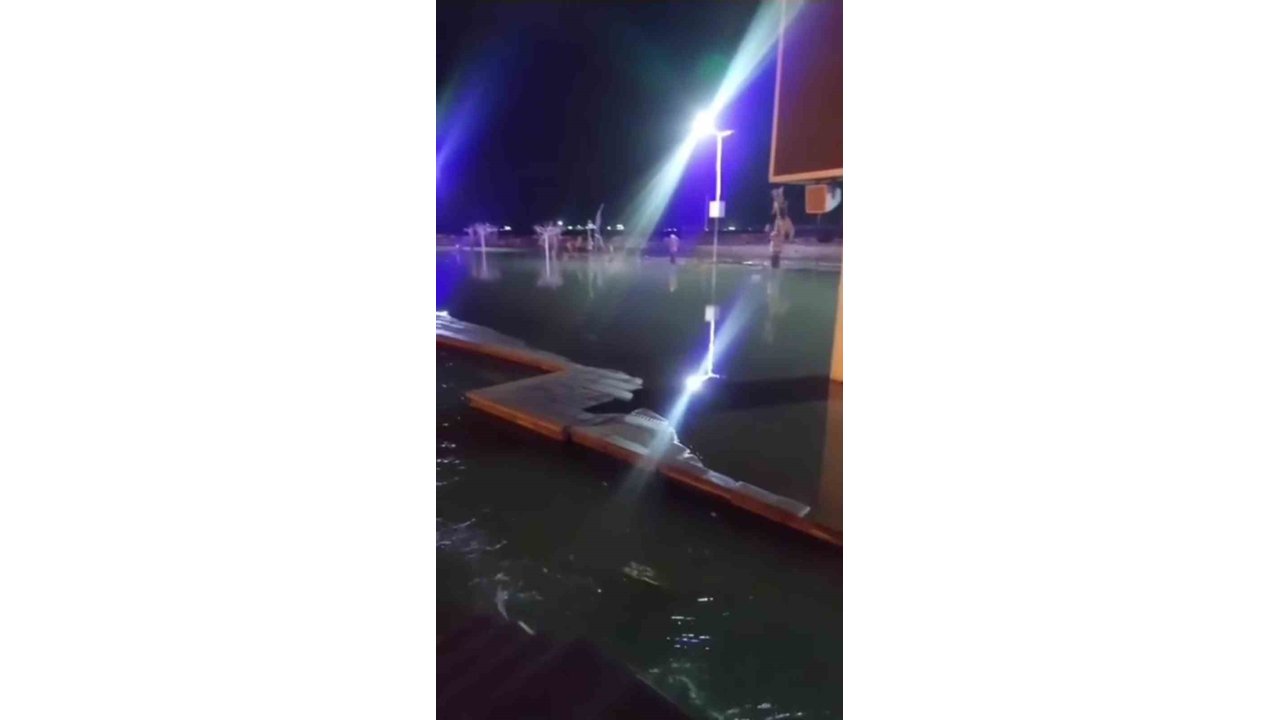 İskenderun’da yağmur caddeleri göle çevirdi