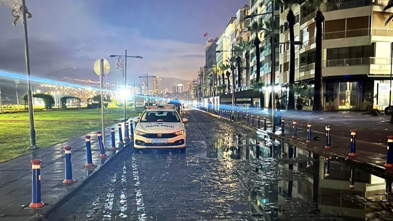 Fırtınanın vurduğu İzmir’de çalışmalar gece de sürüyor