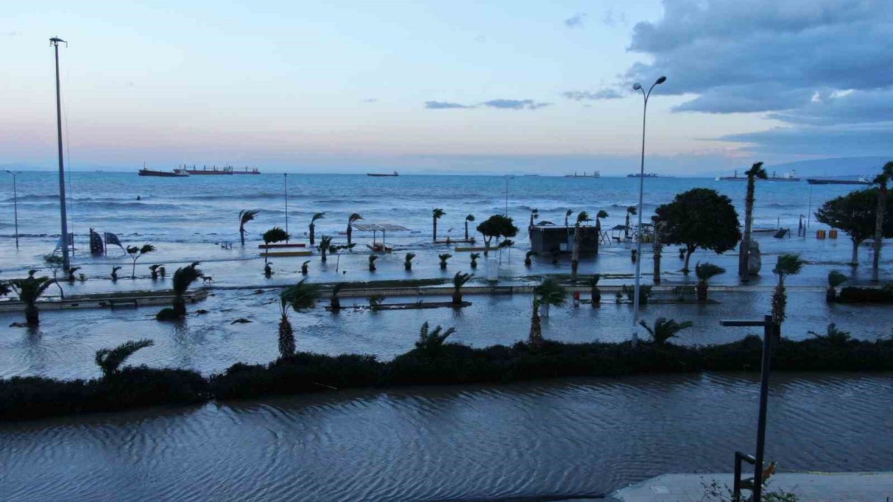 Deprem sonrası 1 metreyi bulan çökmenin yaşandığı İskenderun Körfezi’nde denizle kara birleşti