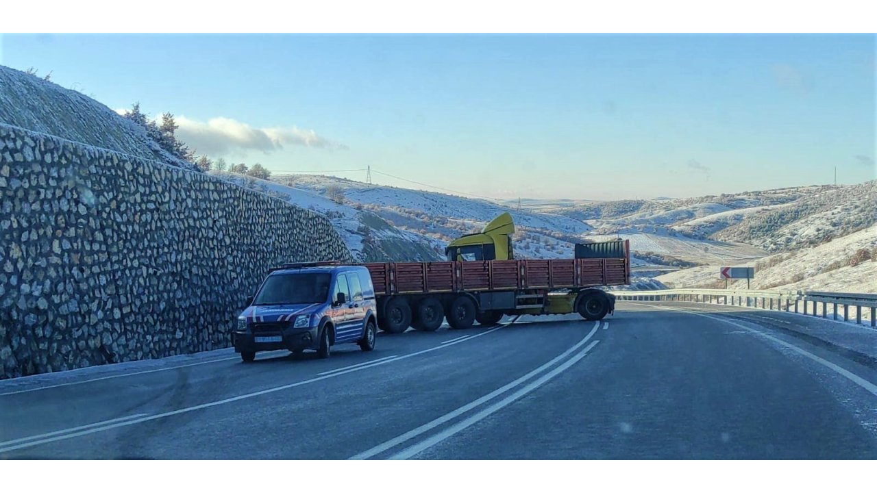 Yozgat’ta buzlanma nedeniyle çok sayıda tır sürücüsü zor anlar yaşadı