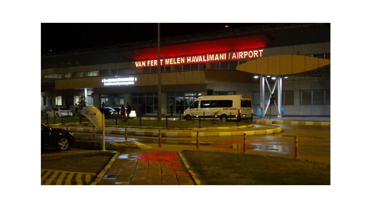 Van’da kuvvetli rüzgar: Uçak seferleri rötar yaptı
