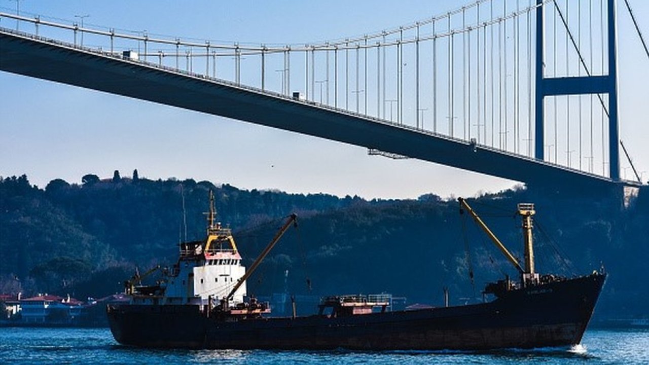 İstanbul Boğazı'nda gemi trafiği askıya alındı