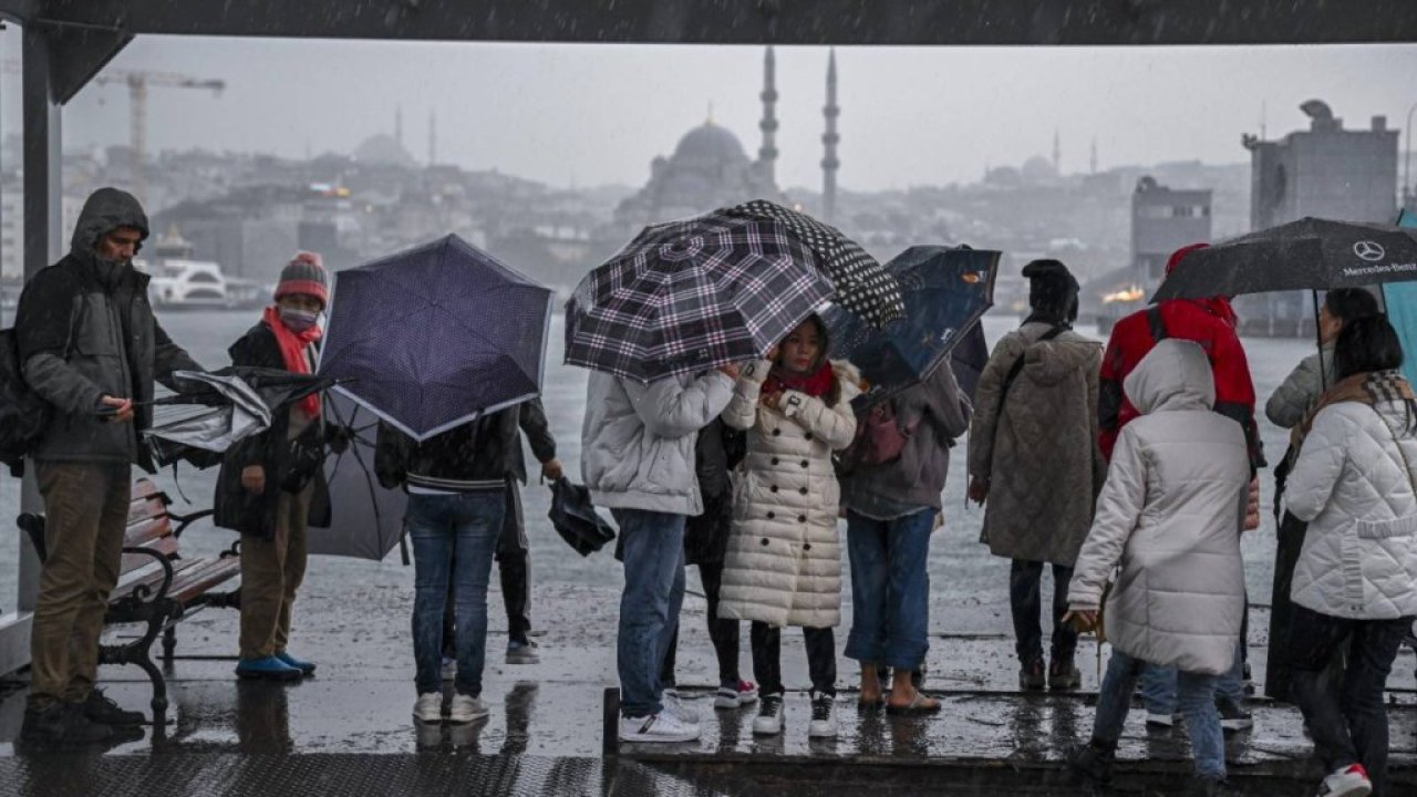İstanbul için uyarı: Kuvvetli yağış gece yarısına kadar etkisini sürdürecek