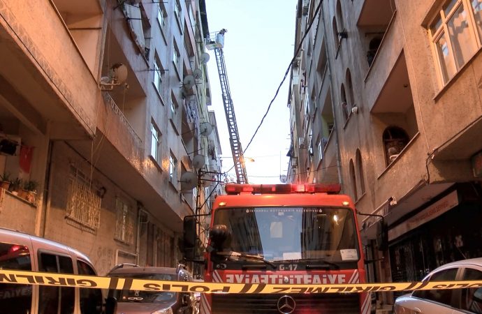 Esenler’de çatı katında çıkan yangın vatandaşları sokağa döktü 