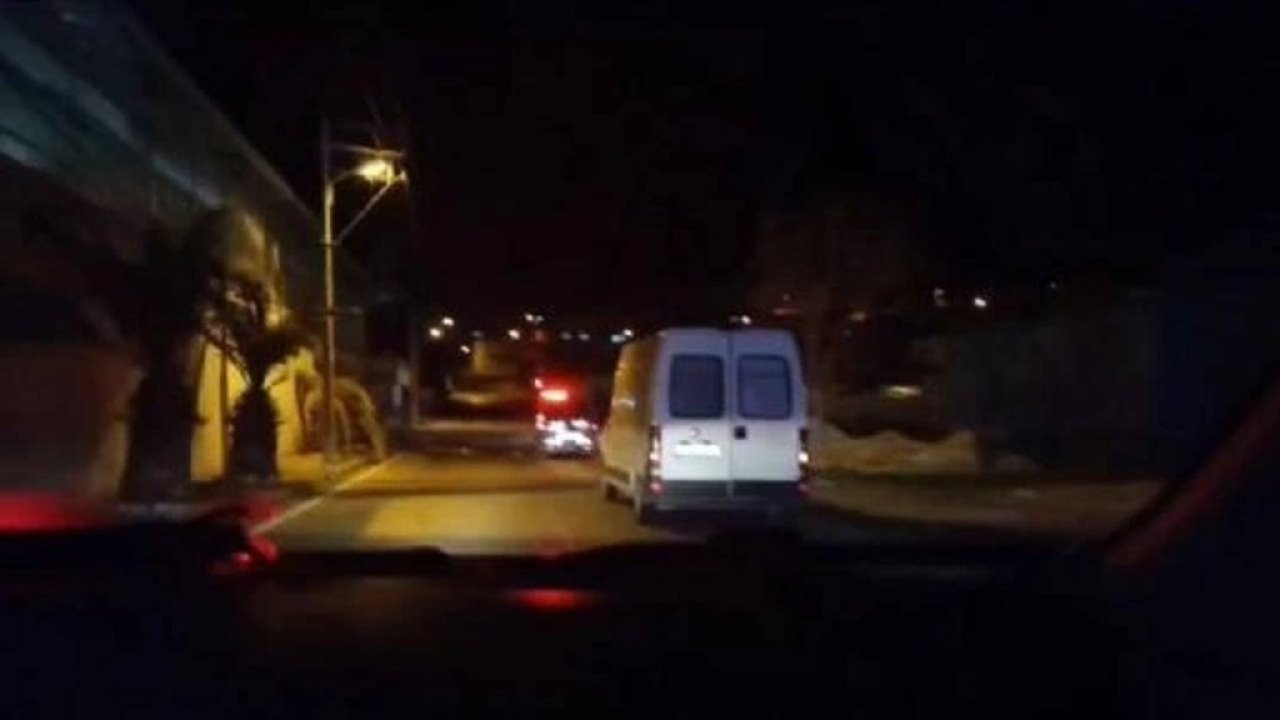 İzmir’de durdurulan kamyonetin kasasından 41 düzensiz göçmen çıktı