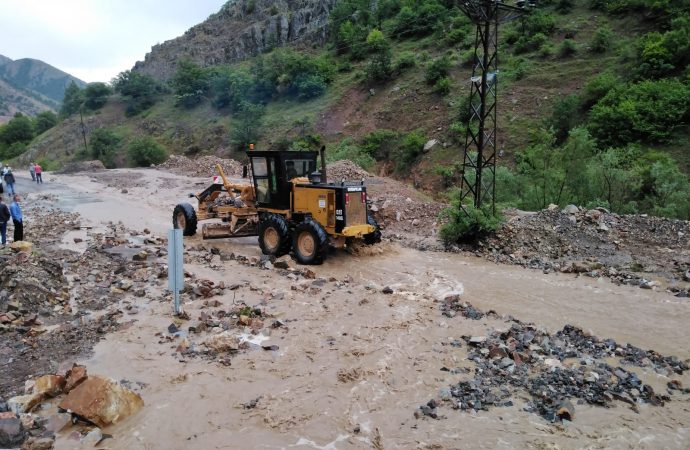 Giresun’da heyelan yol kapattı