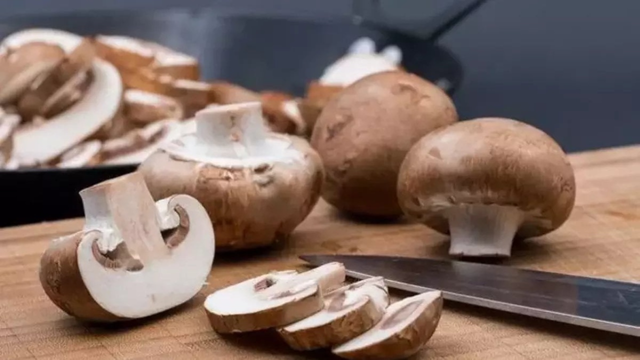 Mantar pişirirken bir kaşık ekleyin zehri akıp gitsin! Kar gibi tertemiz yapıyor
