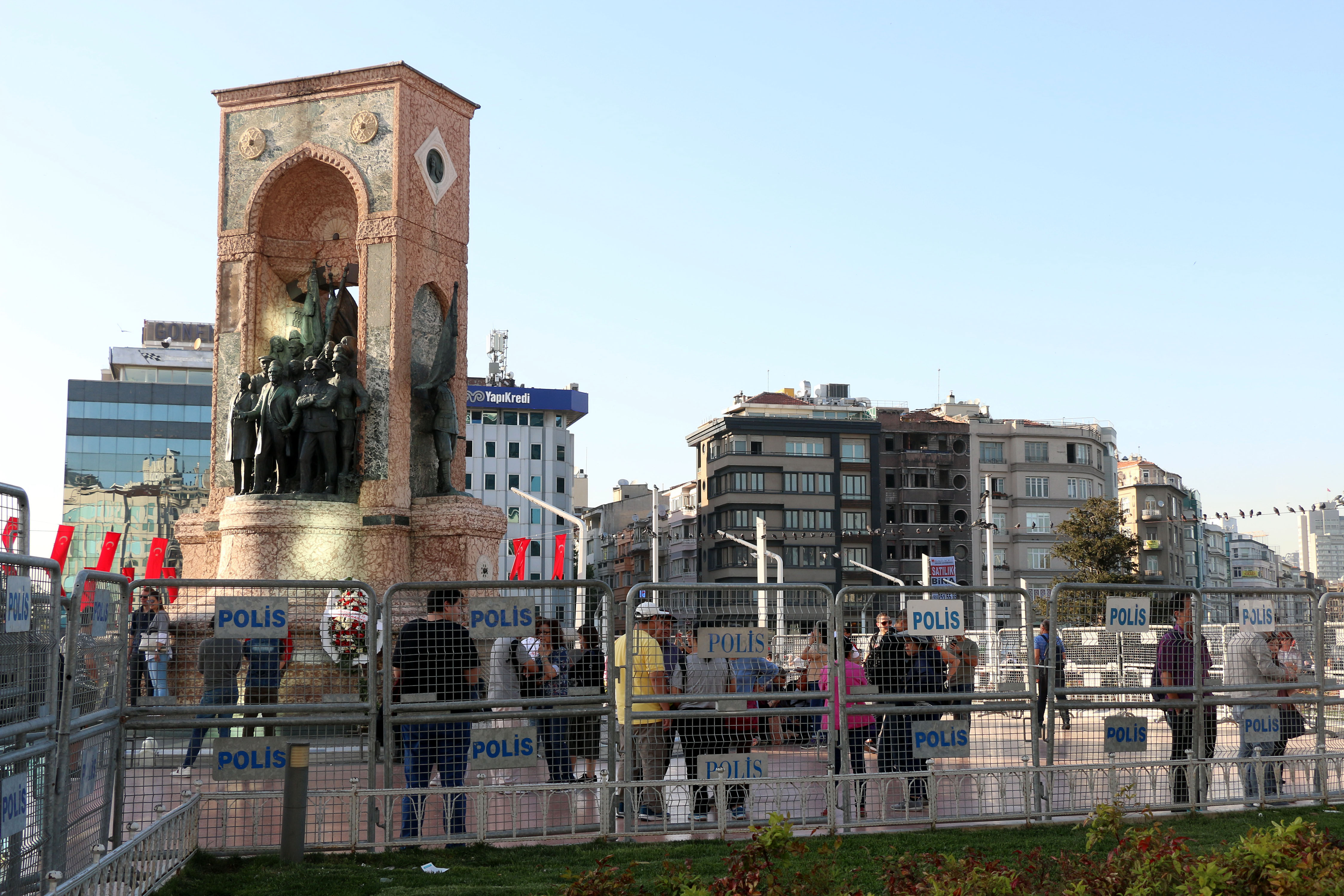 Taksim demir bariyerlerle kapatılıyor